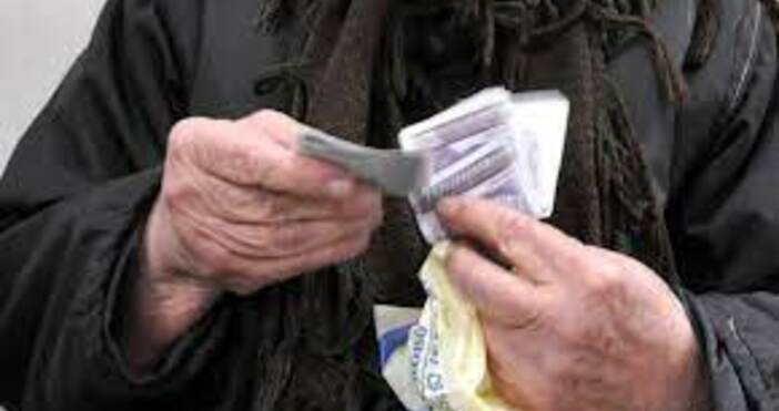 Общо 300 000 български пенсионери взимат месечно между 500 и