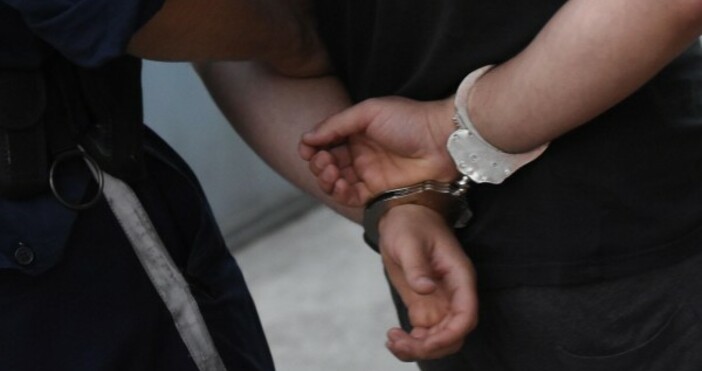 Млад мъж е бил арестуван малко след като откраднал музикална