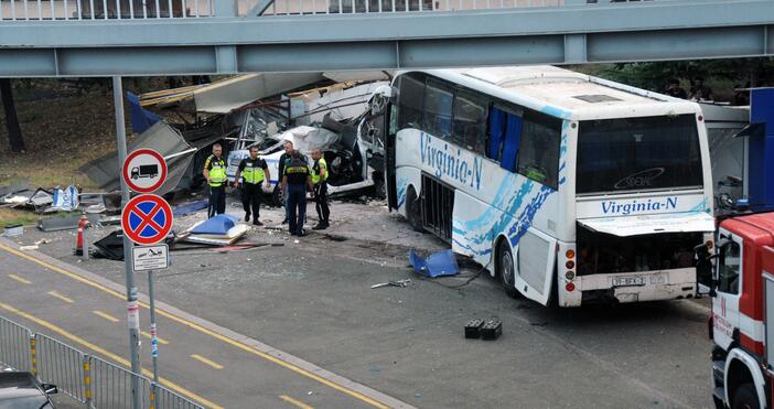 Задържан е вторият от каналджиите, които се врязаха с автобус
