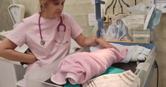 Снимки: УМБАЛ БургасСпасиха новородено момиченце, оваляно в прах и листа