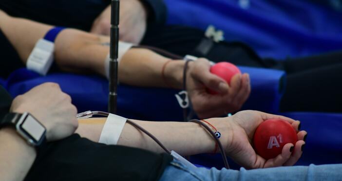 Спешно търсят кръводарители за баща и син, чиято кола се