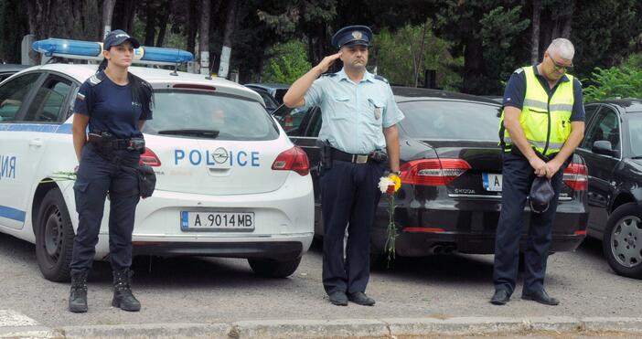 Снимки Точно в 13 ч. започна поклонението пред телата на