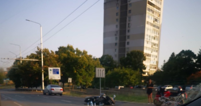 Снимки: Читател на ПетелКатастрофа с мотор е станала на бул.