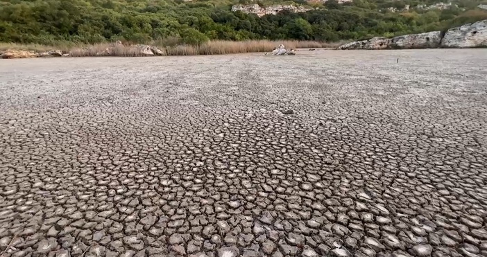 Сушата носи нови промени у нас  Живописното езеро Наневска тузла в