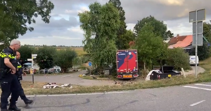 Камион се вряза в празнуващи на барбекю, има загинали.Нидерландската полиция