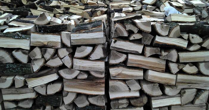 С наближаването на есенните и зимните месеци продължава поскъпването на дървата