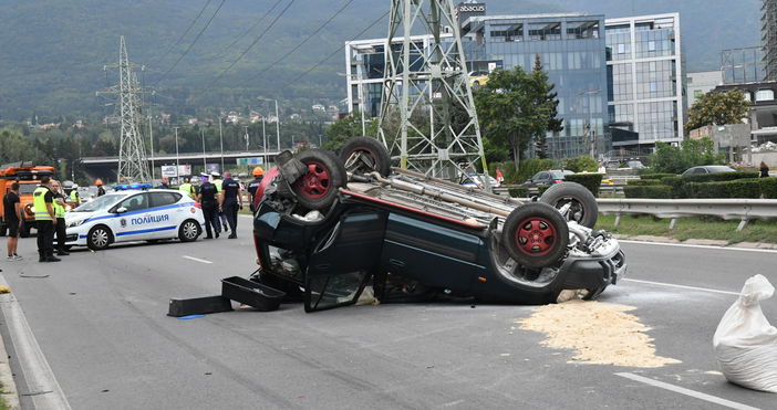 Снимки Хонда се обърна по таван след тройна катастрофа в София.Тежката катастрофа