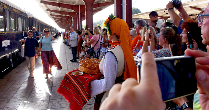 Снимки Влакът Ориент експрес отново пристигна във Варна след двегодишно