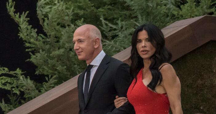 Снимки Бившият собственик на Амазон придружен от приятелката си Лаура