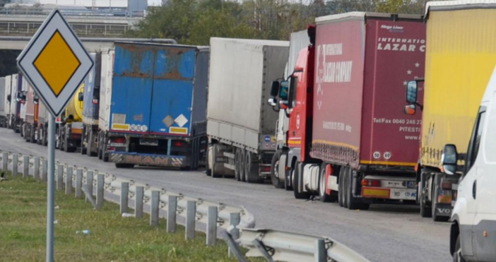 Огромна опашка от камиони се изви на Дунав мост Натоварени
