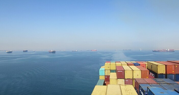 Кораб заседна в Суецкия канал и блокира движението в него,