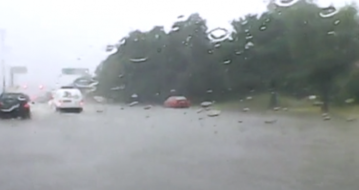 Силният дъжд пречи на движението по магистрала Тракия В момента