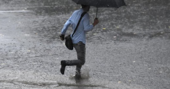 Проливните дъждове в район в България принудиха властите да вземат