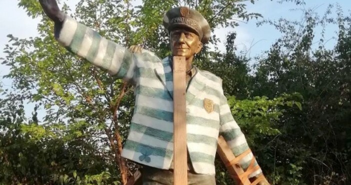 Паметникът на Никола Спасов вече е монтиран пред стадион Тича