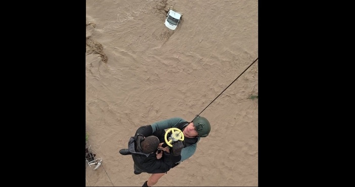 Смел български военнослужещ спасява хора от водната стихия Втори военен хеликоптер