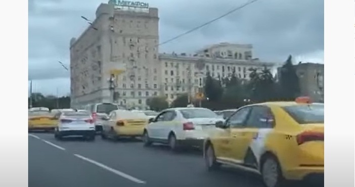Стоп кадър Фобрс руОгромно задръстване от таксиметрови коли в Москва предизвика