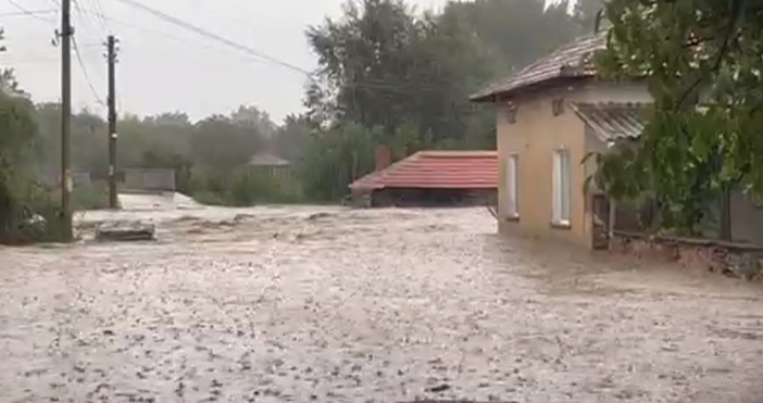 Стопкадър БНТАз за жители в българско село.Местната река в карловското