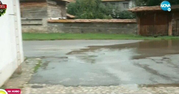 Наводненията не подминаха и Копривщица. Там река  Тополница и Бяла