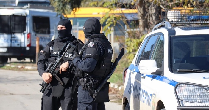 Бус с нелегални мигранти е катастрофирал в Костинброд след преследване с полицията