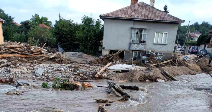 Петел следи какво се случва в село Богдан След отнесените огради