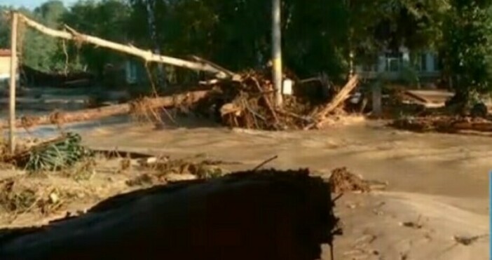 Продължава акцията по възстановяването на потопените от наводнения села край