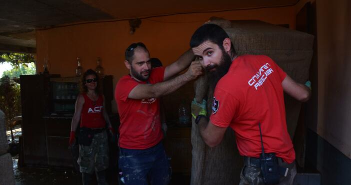 снимки Доброволци помагат на бедстващите хора от наводнените села Трилистник