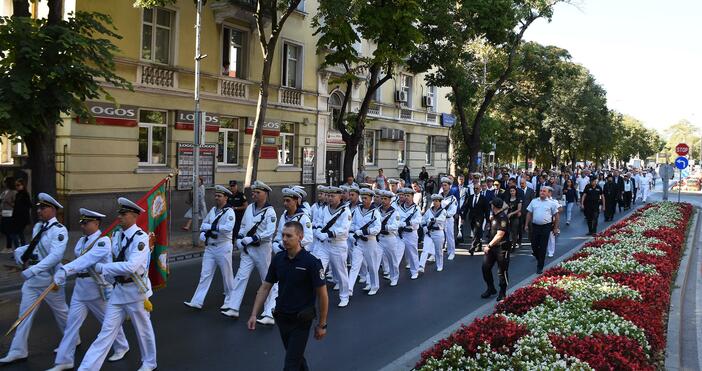 снимки Честванията на Съединението във Варна започна пред паметната плоча на
