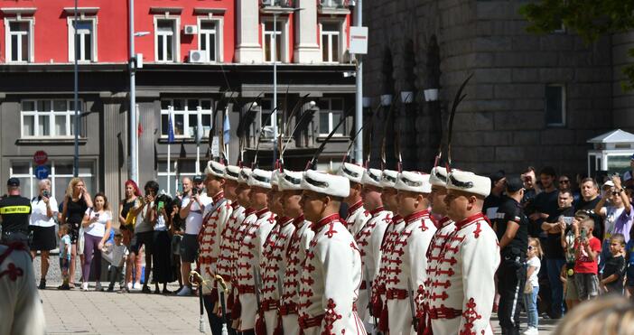 снимки Смени се караула пред Президентството. Събитието е част от честването