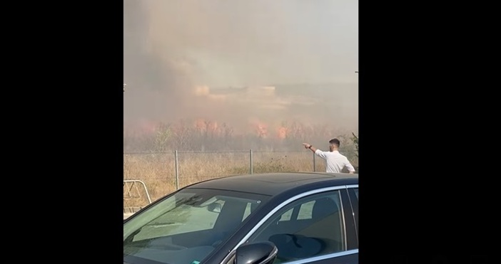 Голям пожар гори до магазина на Джъмбо във Варна става