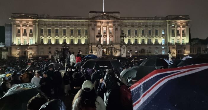 Снимки: Въпреки дъждовната нощ, хиляди се събраха пред Бъкингамския дворец