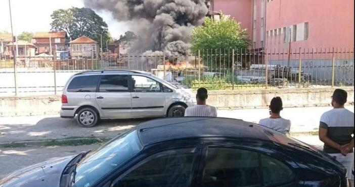 РДПБЗН Пловдив Пожарникари овладяха пожар в двора на СУ Найден Геров