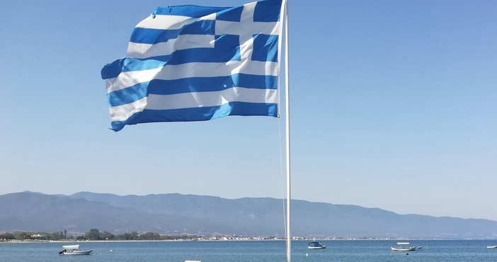 Гръцката брегова охрана е открила огън срещу товарен кораб плаващ