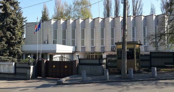 Петел следи какво се случва с българското посолство в Украйна.Посолството