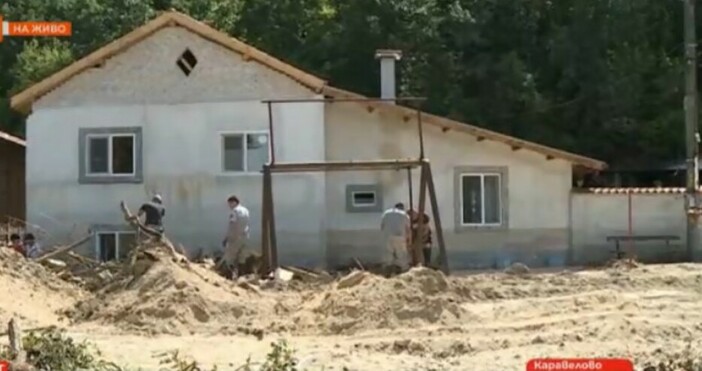 Продължава разчистването на поразените райони в Карловско. Българските военни ще помага