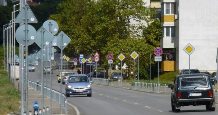 На варненската уличка поставиха 14 знака за път с предимство