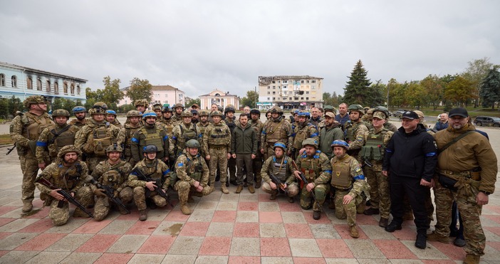 Президентът на Украйна Володимир Зеленски посети наскоро освободения град Изюм