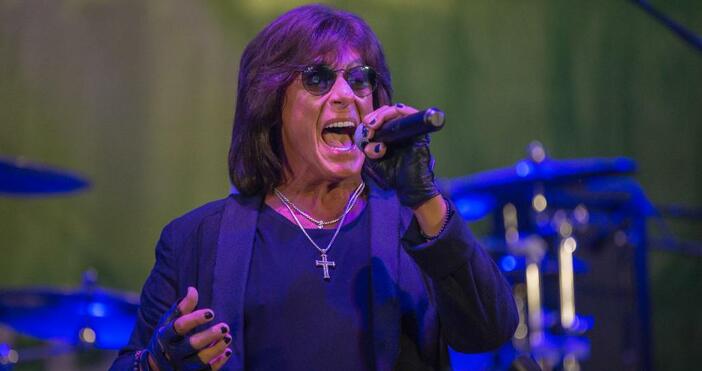 снимки Един от най-големите гласове на хард рока зарадва отново