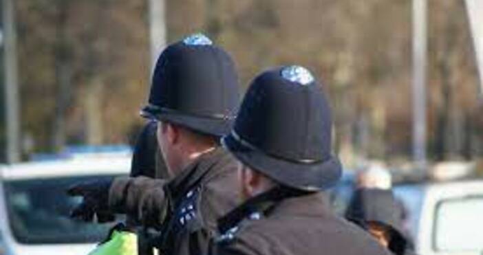 Неприятен инцидент в столицата на голяма европейска държава Двама британски полицаи
