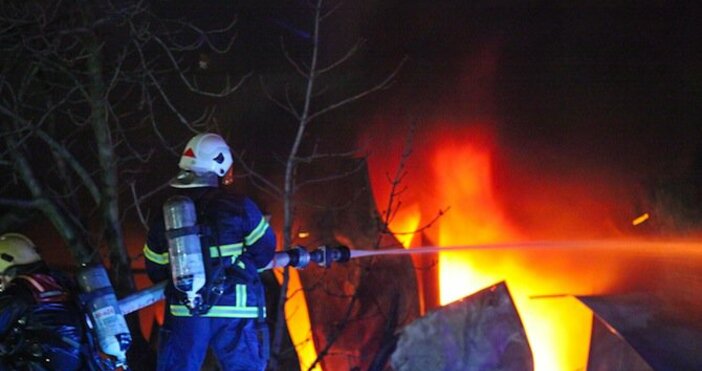 Пожар горя тази вечер в бивш тютюнев склад в Хасково.Районът