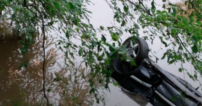 Млада шофьорка приземи колата си в реката посред нощ Инцидентът
