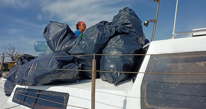 снимки Морски клуб Приятели на морето Екоактивисти чистиха Варненското езеро В акцията