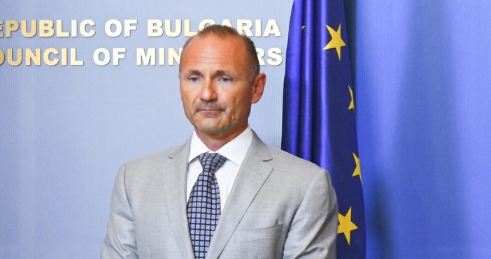 Министърът на енергетиката Росен Христов говори пред медиите в Бургас
