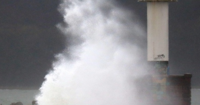 В цялата страна днес има предупреждения за опасно време и