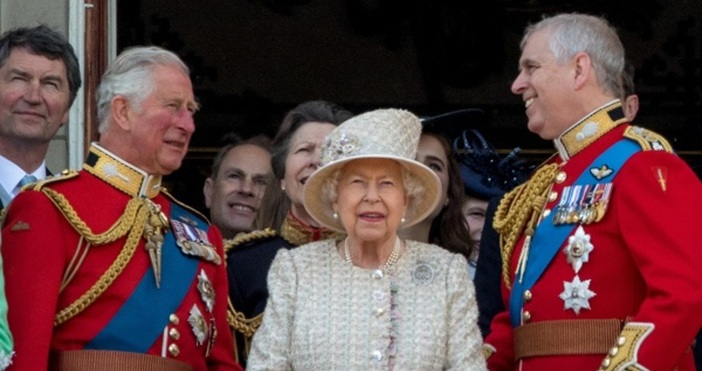 След десет дни на траур кралицата беше почетена с официални