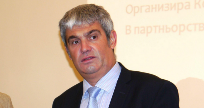 КНСБ настояват работното време в България да има таван  Работодателят да