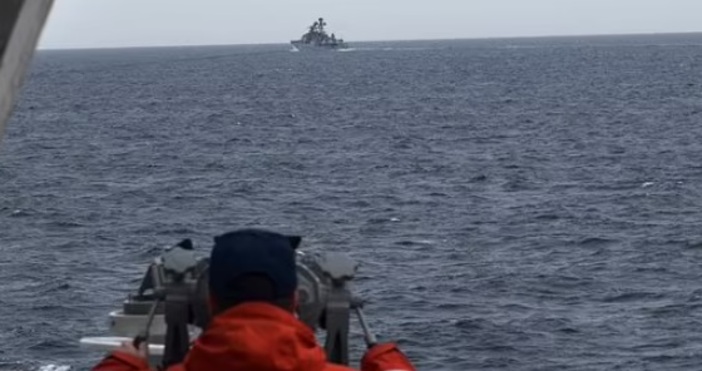 Кораб на бреговата охрана на САЩ при рутинно патрулиране в