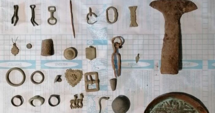Снимки МВР738 предмета които носят белези на антики са открити