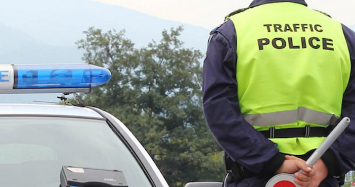 Пловдивски полицай се разследва за подкуп на пътя след като