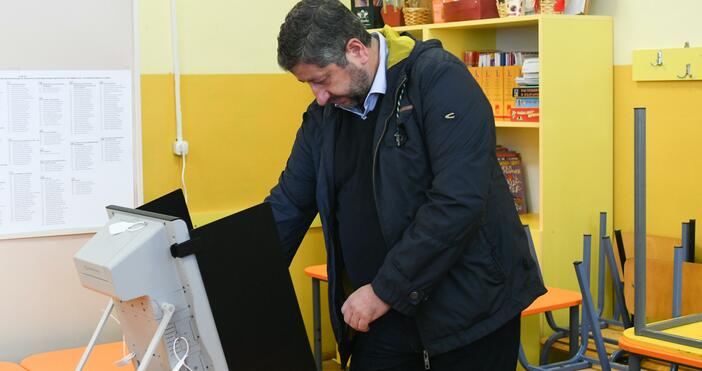 Съпредседателят на Демократична България Христо Иванов упражни правото си на