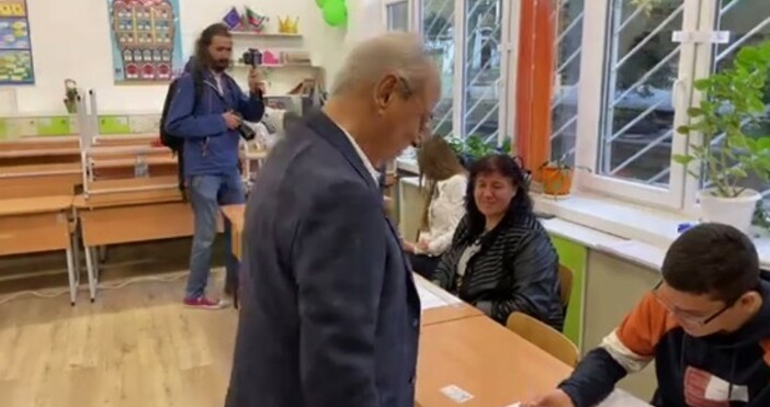 Той бе един от първите политици гласували днес Малко преди 8 00